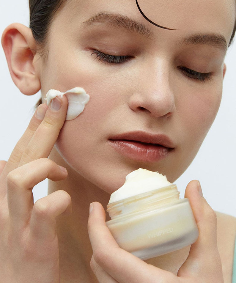 Application du WHIPPED Yujamong Vegan Vita Souffle Cream 50g sur la peau par une femme.