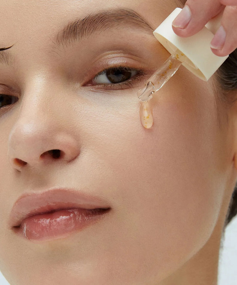 Application du WHIPPED Yujamong Vegan Vita Syrup Ampoule 30ml sur la peau pour revitalisation et hydratation