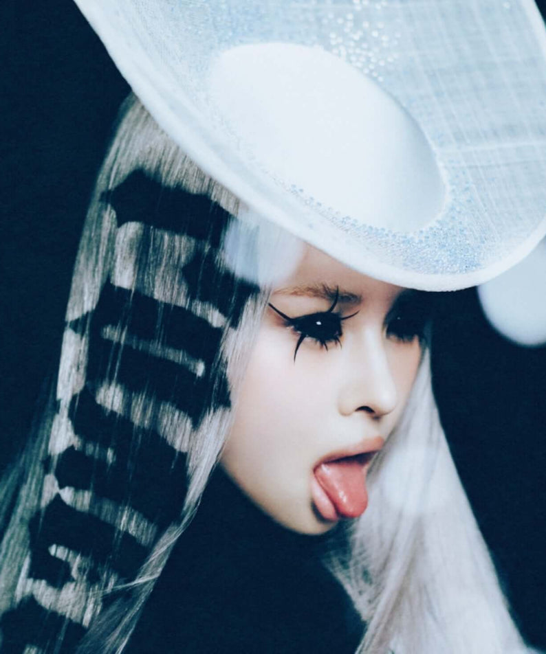 XG - 核‘ (Solo ver. HARVEY) - Album Kpop : photo stylée d’HARVEY en chapeau blanc, concept urbain et mode visuelle.