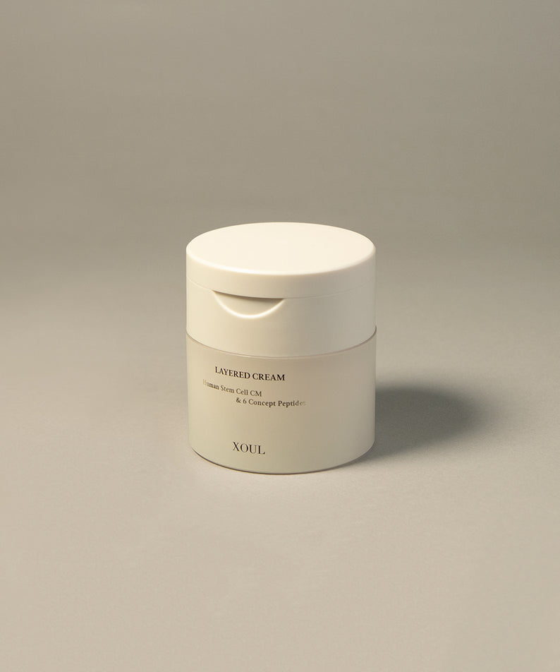 XOUL Layered Cream 50g, crème hydratante pour le visage en pot blanc de 50g, soin cosmétique pour peau douce et hydratée.