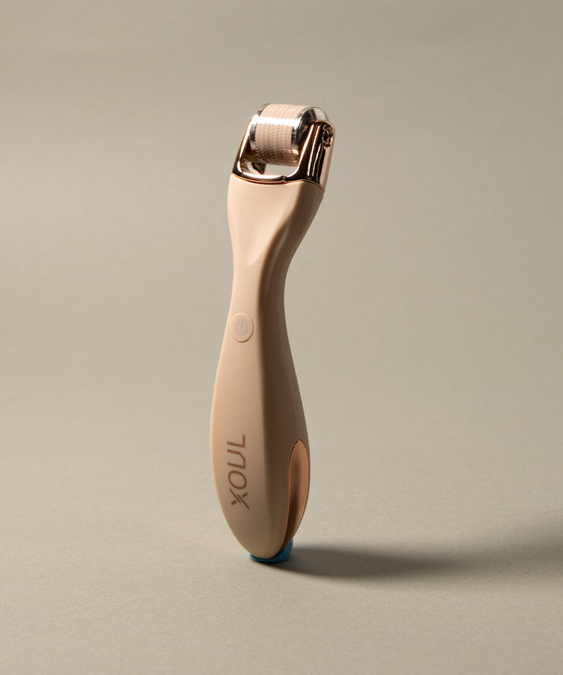 XOUL MTS Microneedle Device, appareil de microneedling efficace sur fond neutre, outil de beauté avancé.