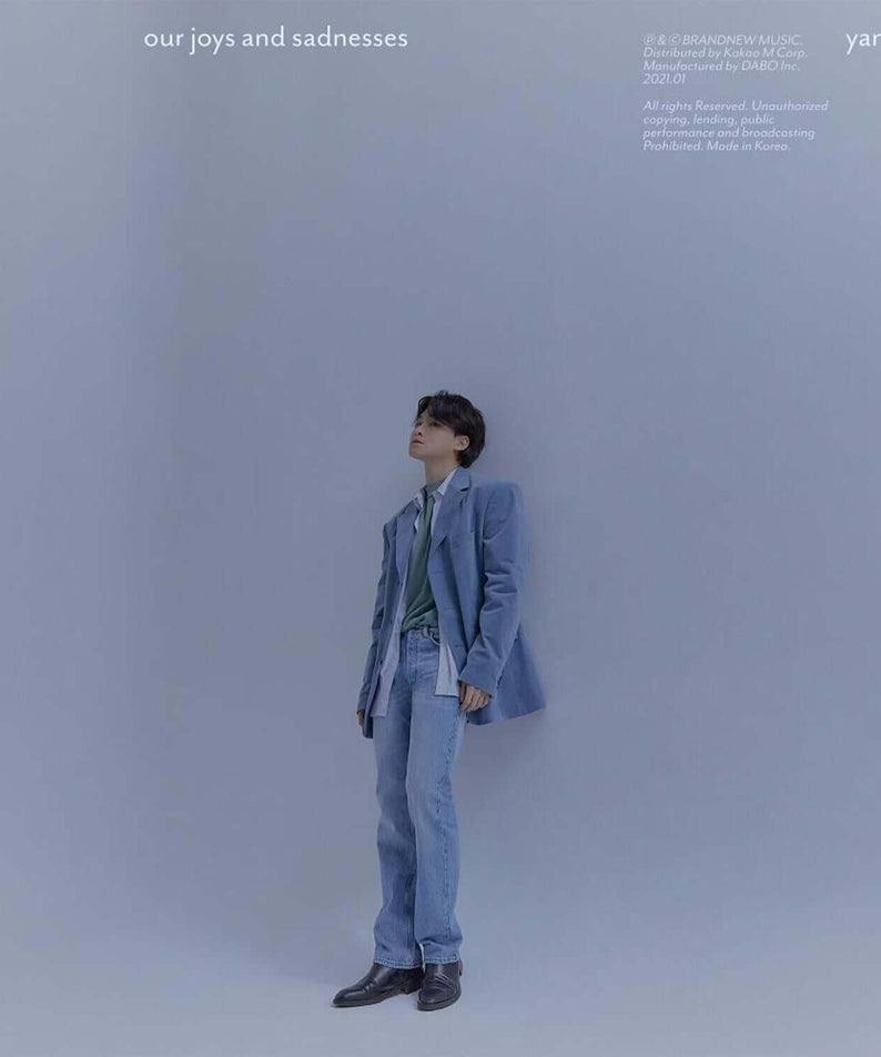 YANG DA IL - 2nd Album [our joys and sadnesses] - Album Kpop : cover bleu minimaliste avec membre YANGDAIL en studio