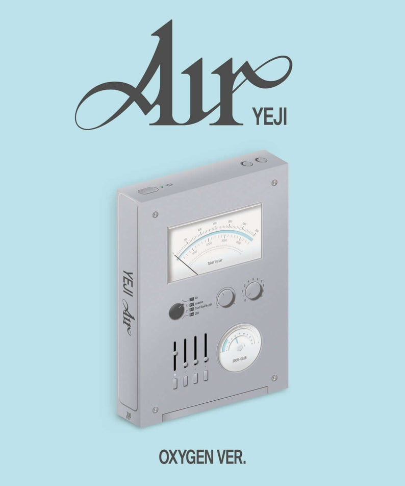 YEJI (ITZY) - 1st Album YEJI [Air] (Oxygen Pack Ver.) - Album Kpop, packaging Air/Oxygen sur fond bleu ciel.