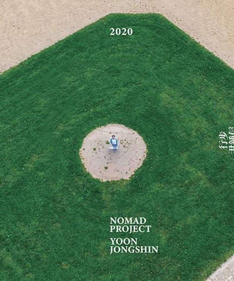 YOON JONGSHIN - [ 2020] - Album Kpop : pochette « Nomad Project » sur fond herbeux, avec 2020 et silhouette au centre.