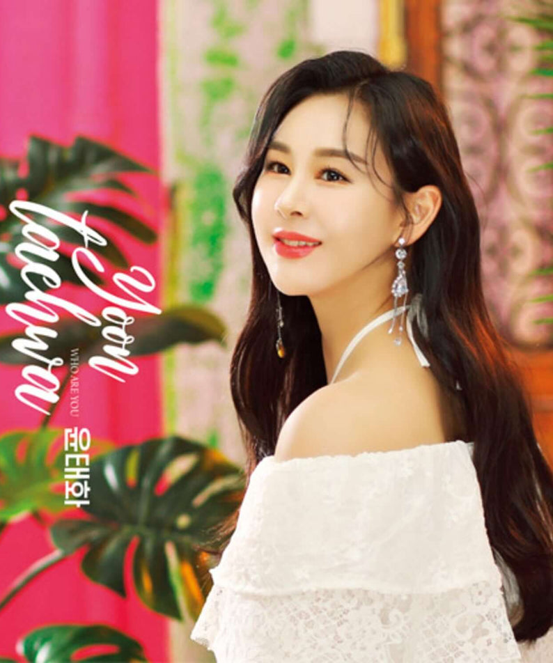 YOON TAEHWA - Who are you (1USB) - Album Kpop : portrait de YOON TAEHWA sur fond tropical, tenue blanche, bijou