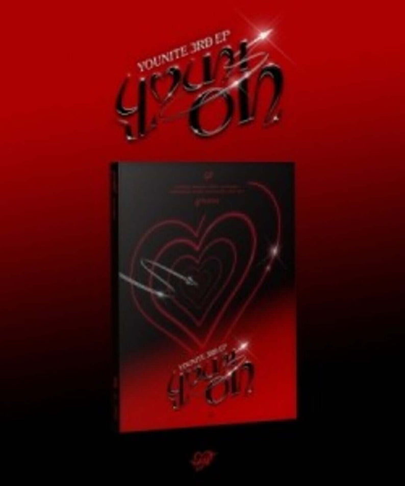 YOUNITE - YOUNITE 3RD EP [YOUNI-ON] (PHOTOBOOK VER.) (BLACK ON VER.) - Album Kpop, photo noir sur fond rouge