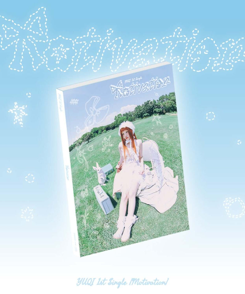 YUQI - 1st Single [Motivation] - Album Kpop YUQI, pochette sur fond bleu ciel, herbe verte et motifs neigeux