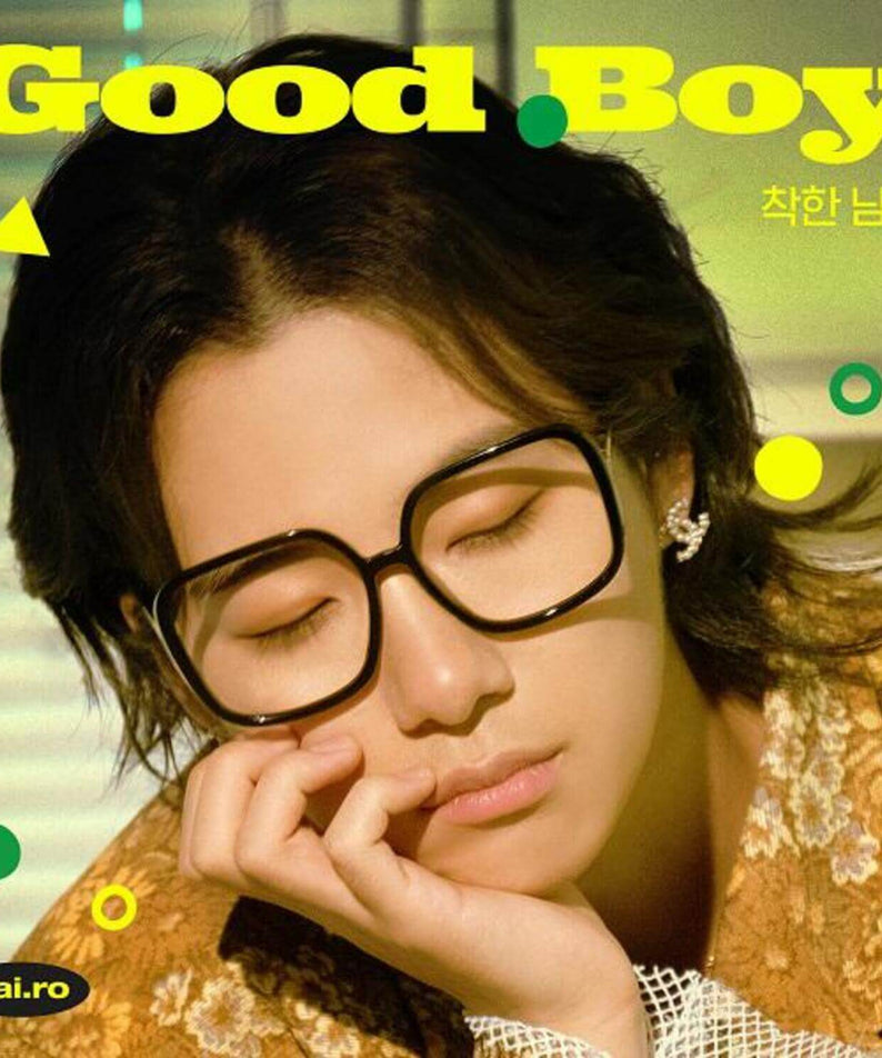 ZAI.RO - Album Kpop ZAI.RO, couverture Good Boy avec portrait lunettes, style Kpop sur fond décoratif vert