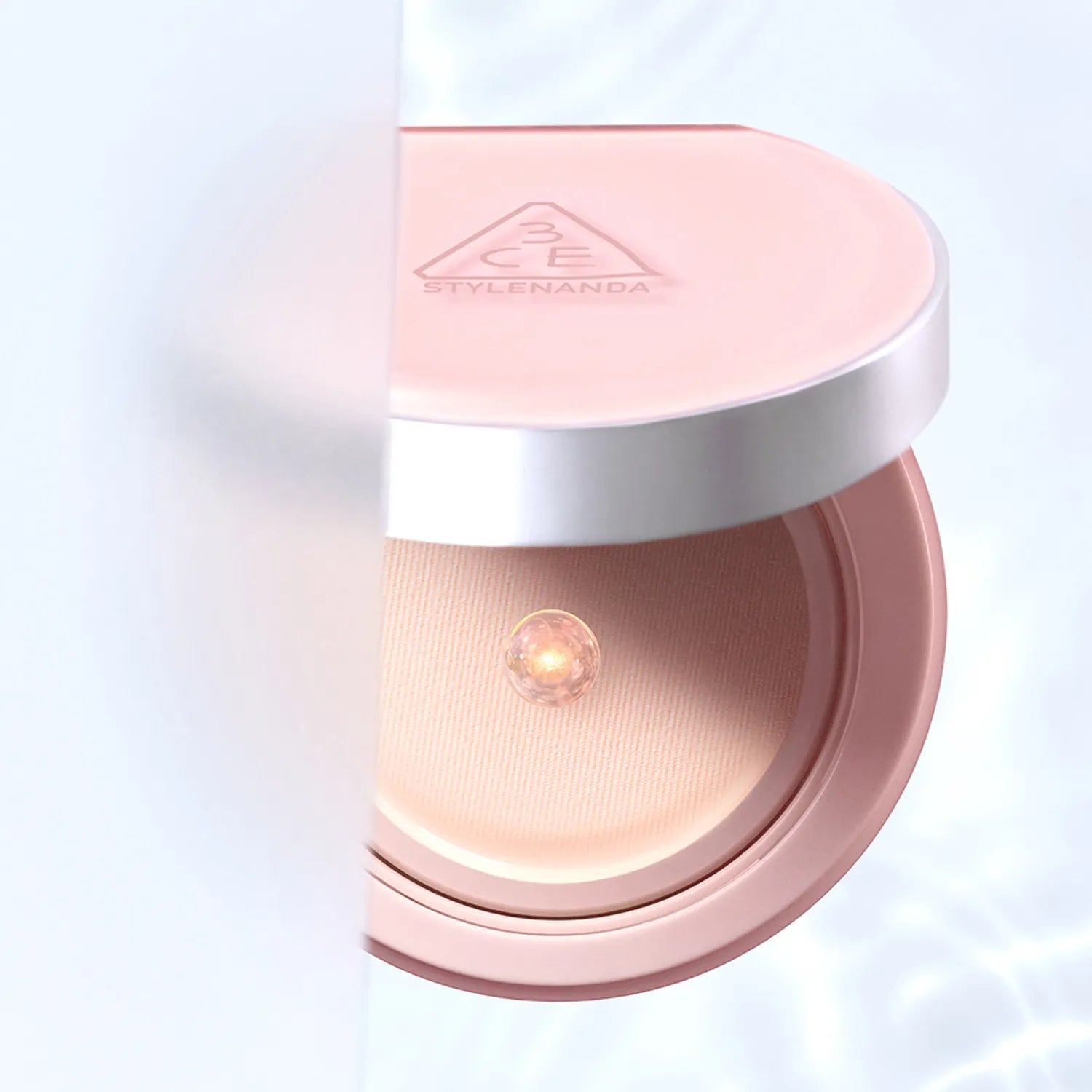 3CE  Fitting Mesh Cushion SPF40, PA+++ 11g + Refill 11g de STYLE NANDA en coussin dégradé, en gros plan.