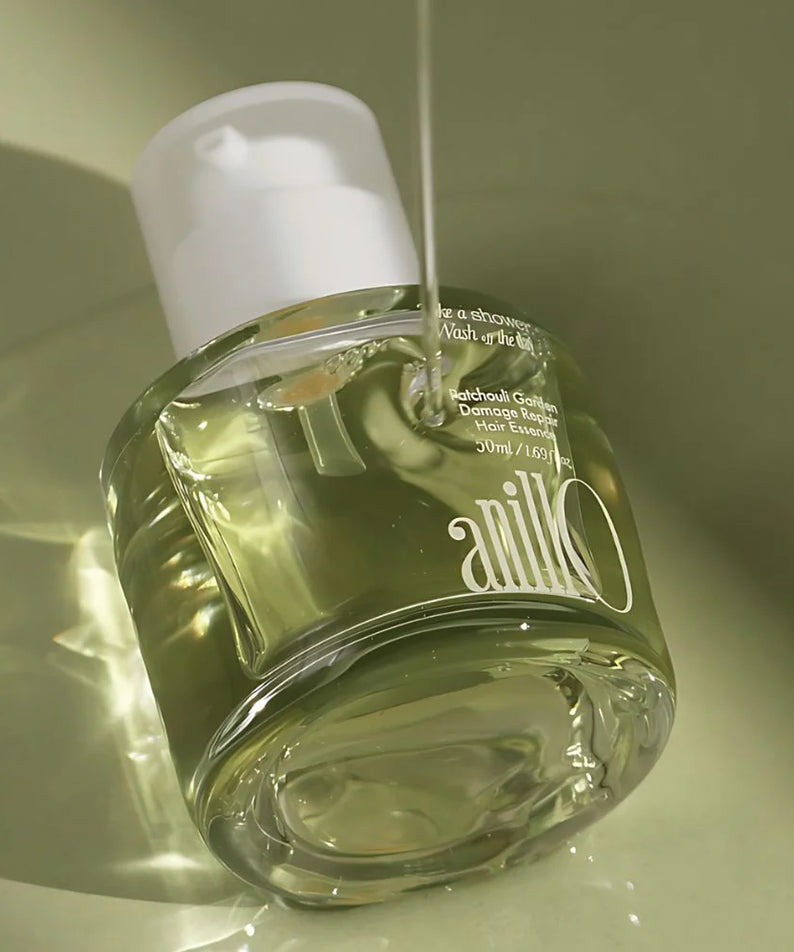 ANILLO Patchouli Garden Damage Repair Hair Essence 50ml, flacon vert dans un décor vert apaisant, marque ANILLO