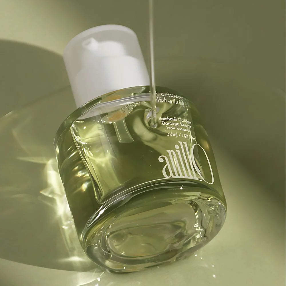 ANILLO Patchouli Garden Damage Repair Hair Essence 50ml, flacon vert dans un décor vert apaisant, marque ANILLO