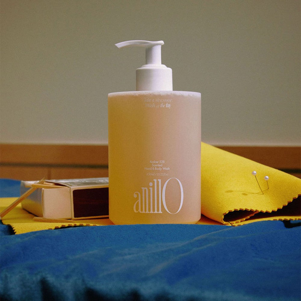Décris l'image en français en mentionnant le produit, la marque et le contexte visuel. ANILLO Amber528 Scented Hand & Body Wash 450ml