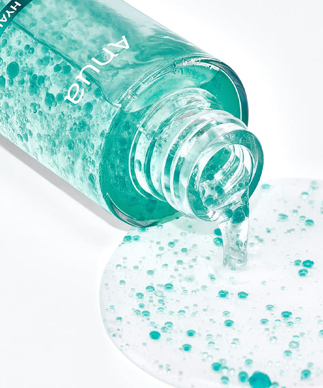 ANUA PDRN Hyaluronic Acid Moisture Capsule Mist 100ml versé sur une surface blanche, montrant ses capsules et texture hydratante.