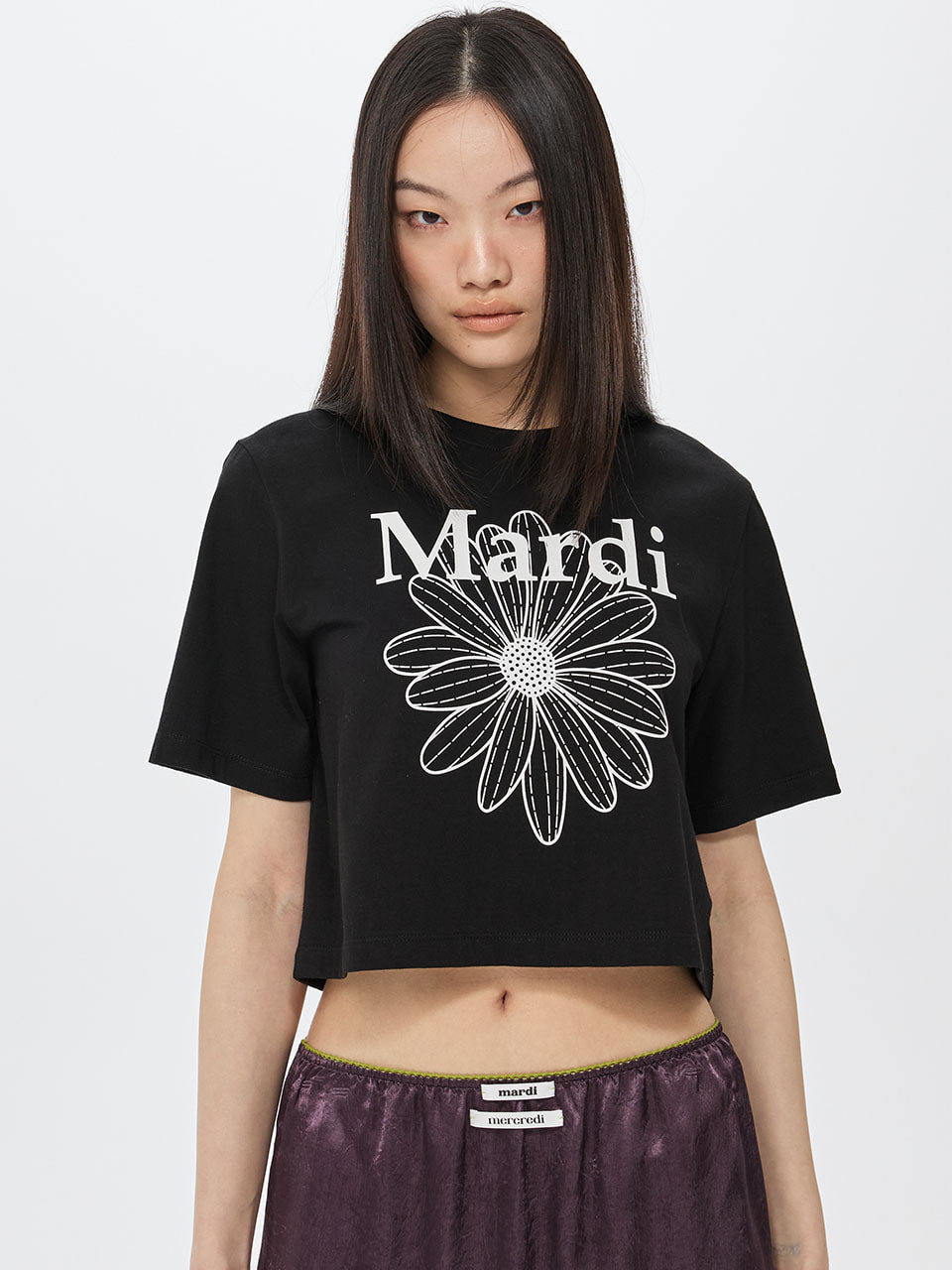 CROPPED BASIC TSHIRT FLOWERMARDI_BLACK WHITE : t-shirt crop Mardi Mercredi noir et blanc, modèle femme sur fond clair