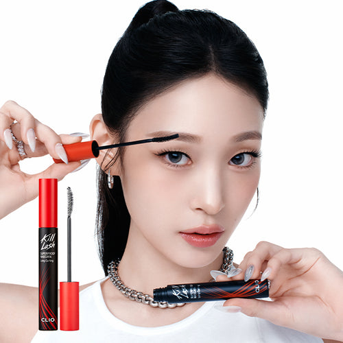 CLIO Kill Lash Superproof Mascara de CLIO : femme applique le mascara, produit rouge et noir sur fond blanc.