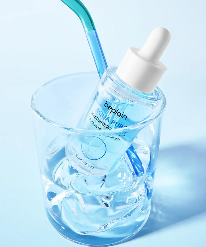 BEPLAIN Aqua Pure Hyaluronic Serum 30ml, flacon avec pipette, gel bleu sur fond bleu lumineux (visuel produit)