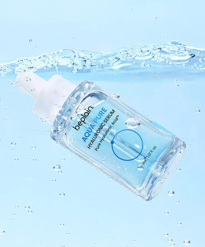 BEPLAIN Aqua Pure Hyaluronic Serum 30ml de Beplain, flacon dans une eau bleue avec bulles, rendu photo.