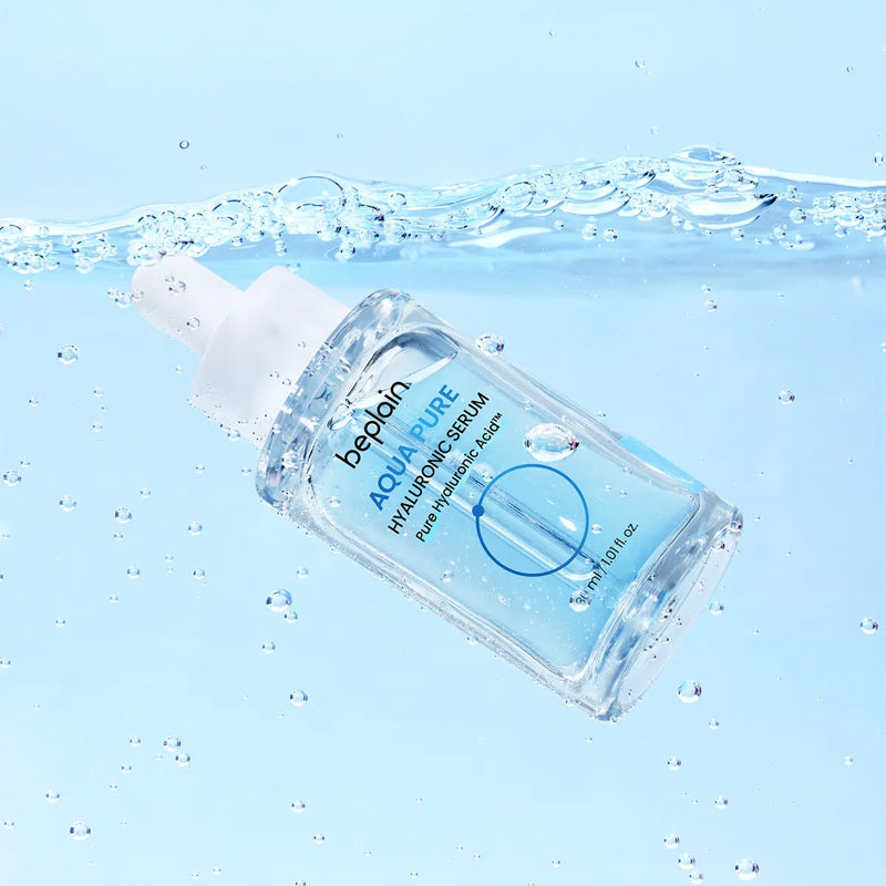 BEPLAIN Aqua Pure Hyaluronic Serum 30ml de Beplain, flacon dans une eau bleue avec bulles, rendu photo.