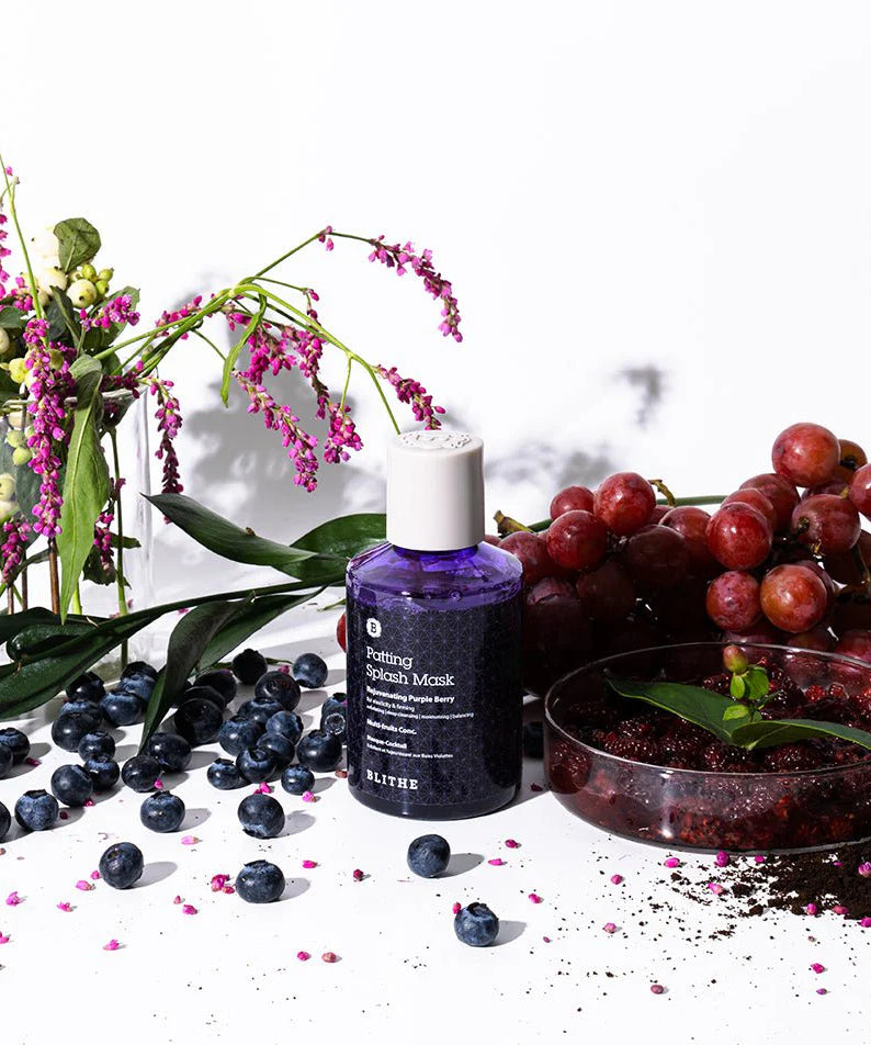 BLITHE Patting Splash Mask Rejuvenating Purple Berry 70ml/150ml, flacon violet sur fond blanc, avec baies et fleurs.