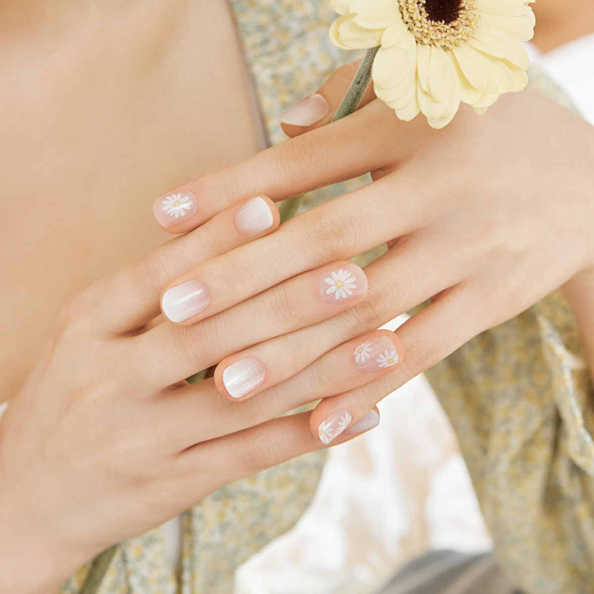 DASHING DIVA GLAZE Blooming Daisy - Gel Nail en stock sur Ma Petite Corée