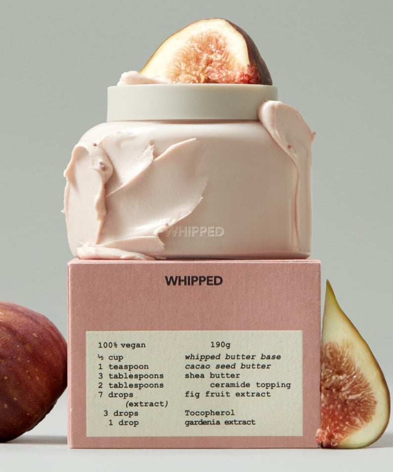 Crème "WHIPPED Vegan Topping Body Butter 190g" aux ingrédients naturels et figue, soin hydratant végétalien en bocal rose.