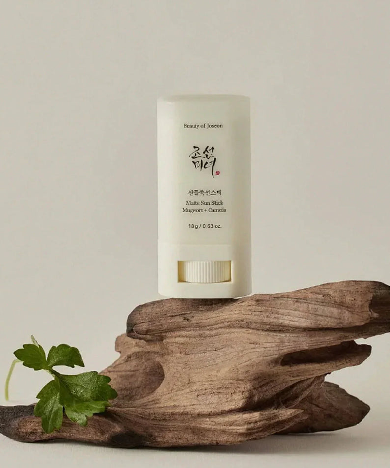 BEAUTY OF JOSEON Matte Sun Stick de la marque Beauty of Joseon, sur bois et feuilles, fond clair, photo produit