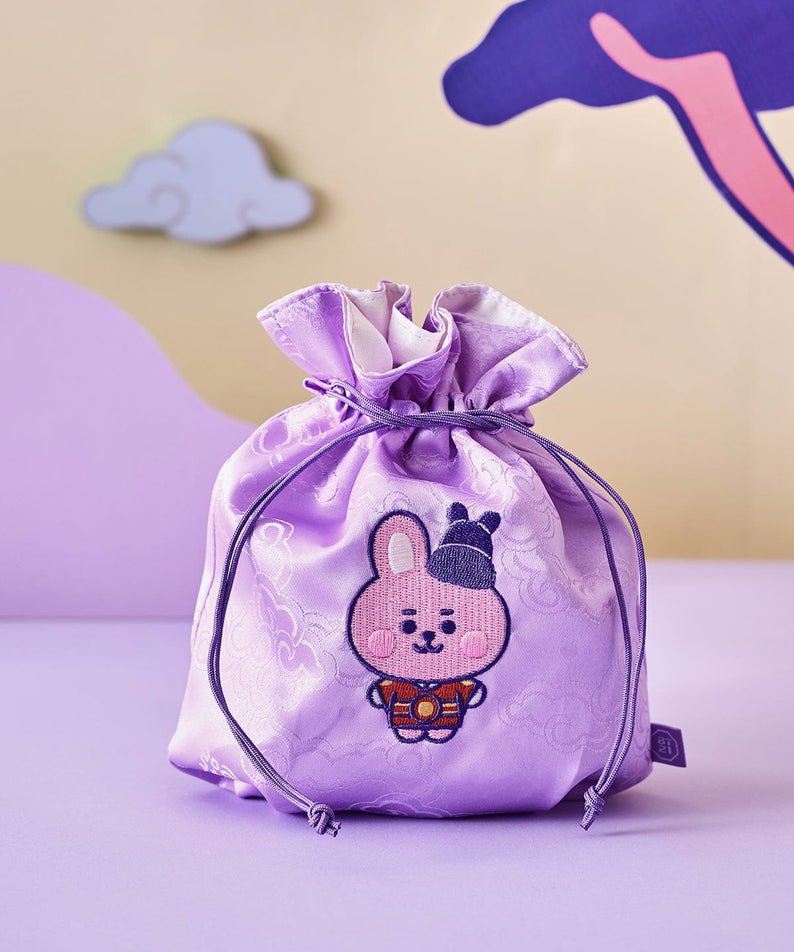 BT21 COOKY BABY GOOD LUCK POUCH K-EDITION ver.2 LINE FRIENDS, pochette violette avec COOKY sur fond décor jouets.