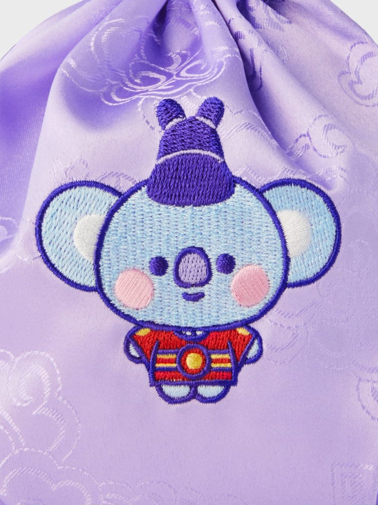 BT21 KOYA BABY GOOD LUCK POUCH K-EDITION ver.2, pochette violette brodée KOYA koala de LINE FRIENDS, détail visuel.
