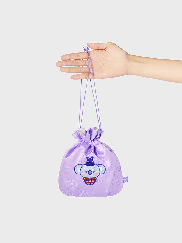 BT21 KOYA BABY GOOD LUCK POUCH K-EDITION ver.2 : pochette violette avec KOYA, tenue en main, officielle LINE FRIENDS.
