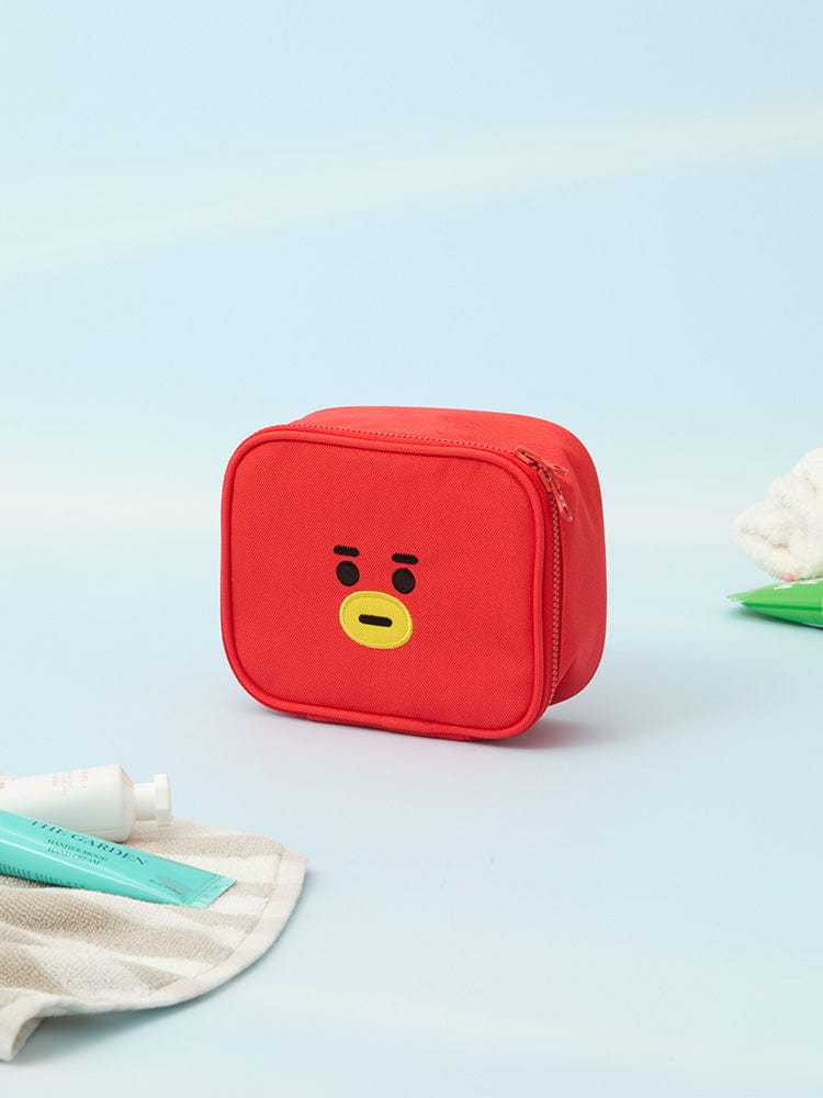 BT21 TATA BASIC MULTI POUCH (M) LINE FRIENDS, petite pochette rouge TATA avec visage, sur fond bleu clair en studio.