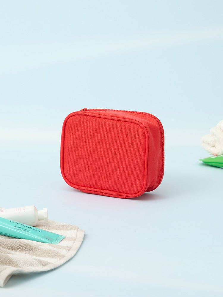 BT21 TATA BASIC MULTI POUCH (M) LINE FRIENDS, pochette rouge avec TATA, sur fond bleu ciel et accessoires