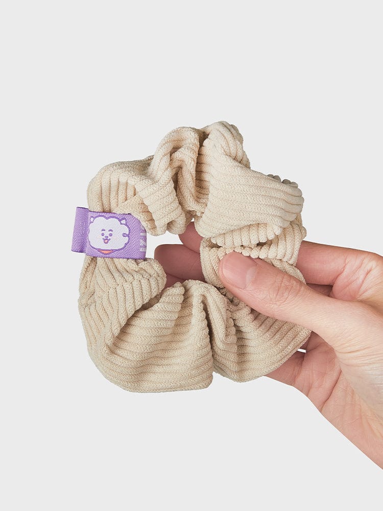 BT21 RJ HAIR SCRUNCHIE NEW BASIC EDITION : chouchou beige LINE FRIENDS officiel, main tenant l’accessoire kawaii RJ.