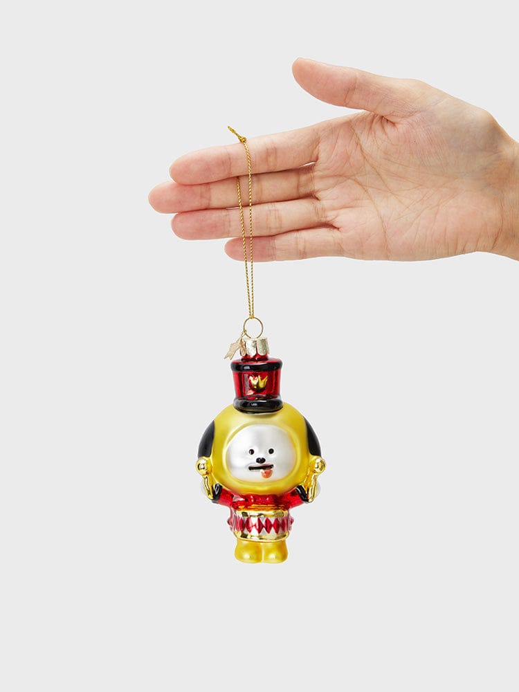 [Family Sale] BT21 VONDELS CHIMMY ORNARMENT, porte-clés officiel LINE FRIENDS en forme de CHIMMY, tenu en main sur fond clair