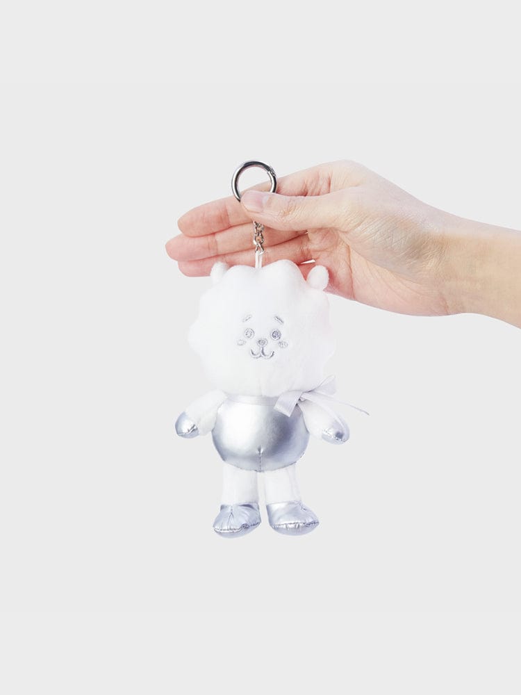 BT21 RJ DOLL KEYRING SILVER EDITION porte-clés officiel LINE FRIENDS en argent, alpaga RJ tenu en main sur fond clair.
