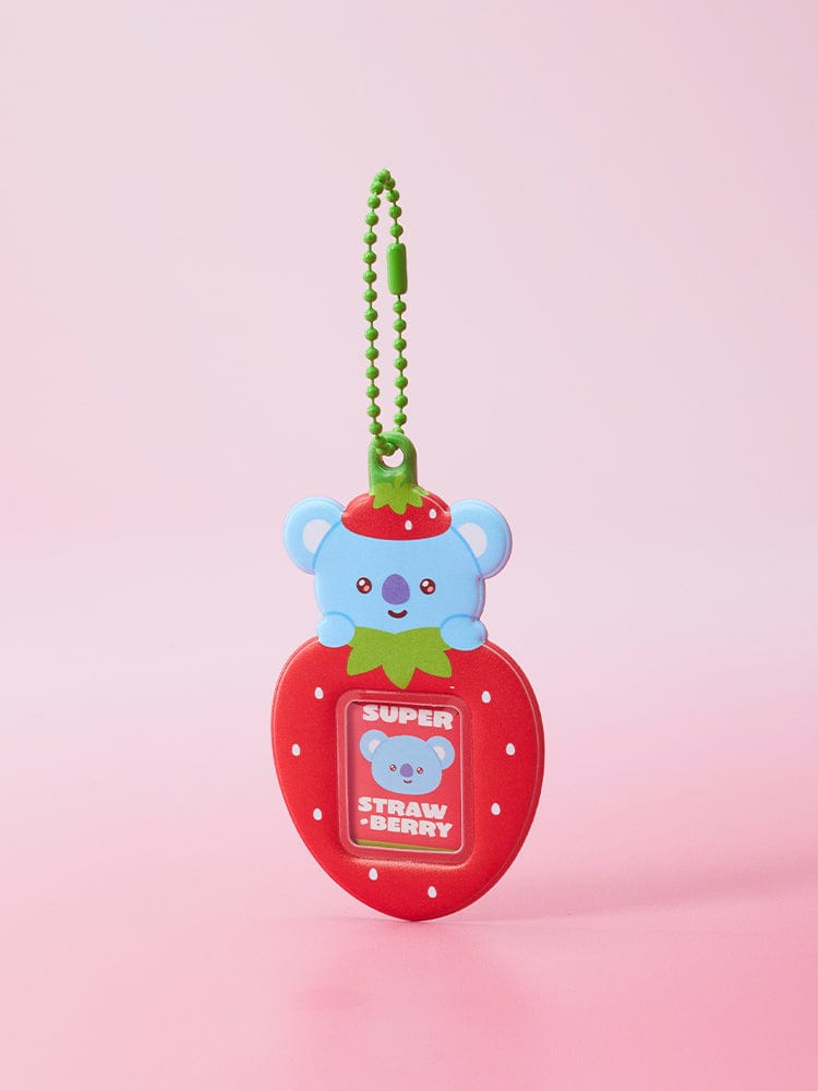 BT21 MINI PHOTO HOLDER KEYRING STRAWBERRY PARTY, porte-clés officiel BT21 LINE FRIENDS, mini photoholder en forme de fraise sur fond rose.