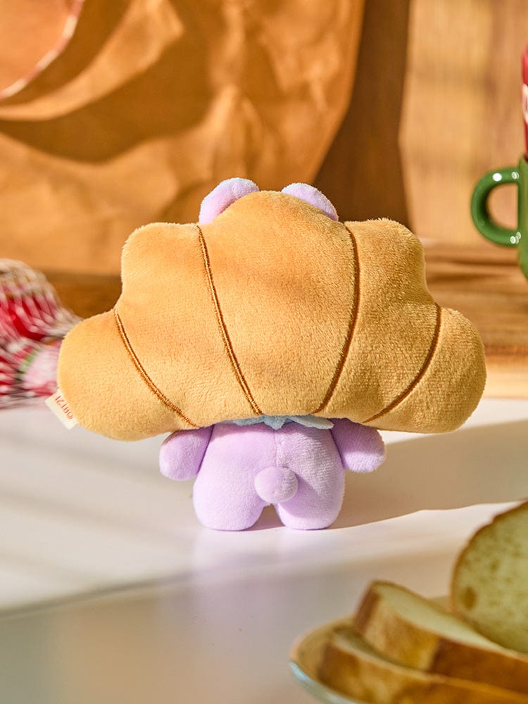 BT21 MANG BABY COSTUME PLUSH DOLL BAKERY SHOP : peluche MANG masqué en costume pâtissier, décor vitrine boutique.