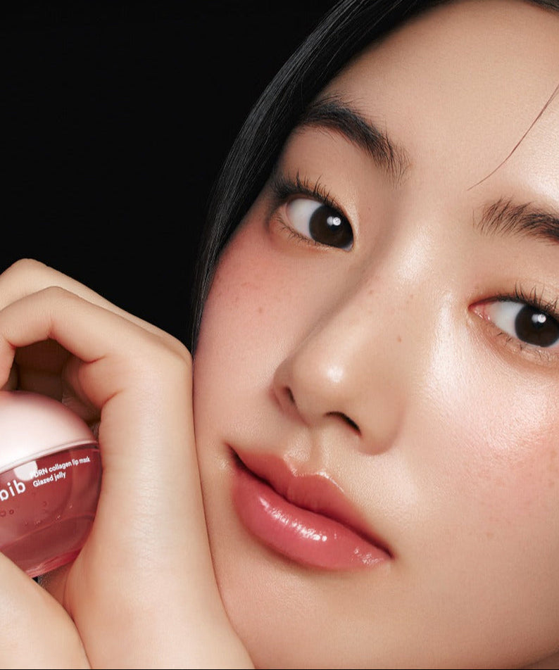 Décris l'image en français: ABIB PDRN Collagen Lip Mask Glazed Jelly 11g, pot de masque, visage maquillé, lumière studio.