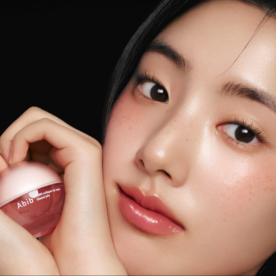 Décris l'image en français: ABIB PDRN Collagen Lip Mask Glazed Jelly 11g, pot de masque, visage maquillé, lumière studio.