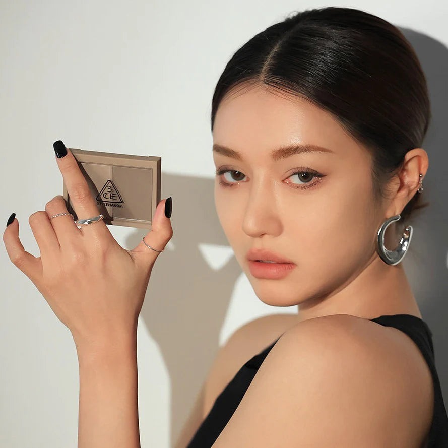 3CE Contour Shading, maquillage de contour 3CE appliqué sur le visage d’une mannequin, fond studio clair, vue rapprochée.