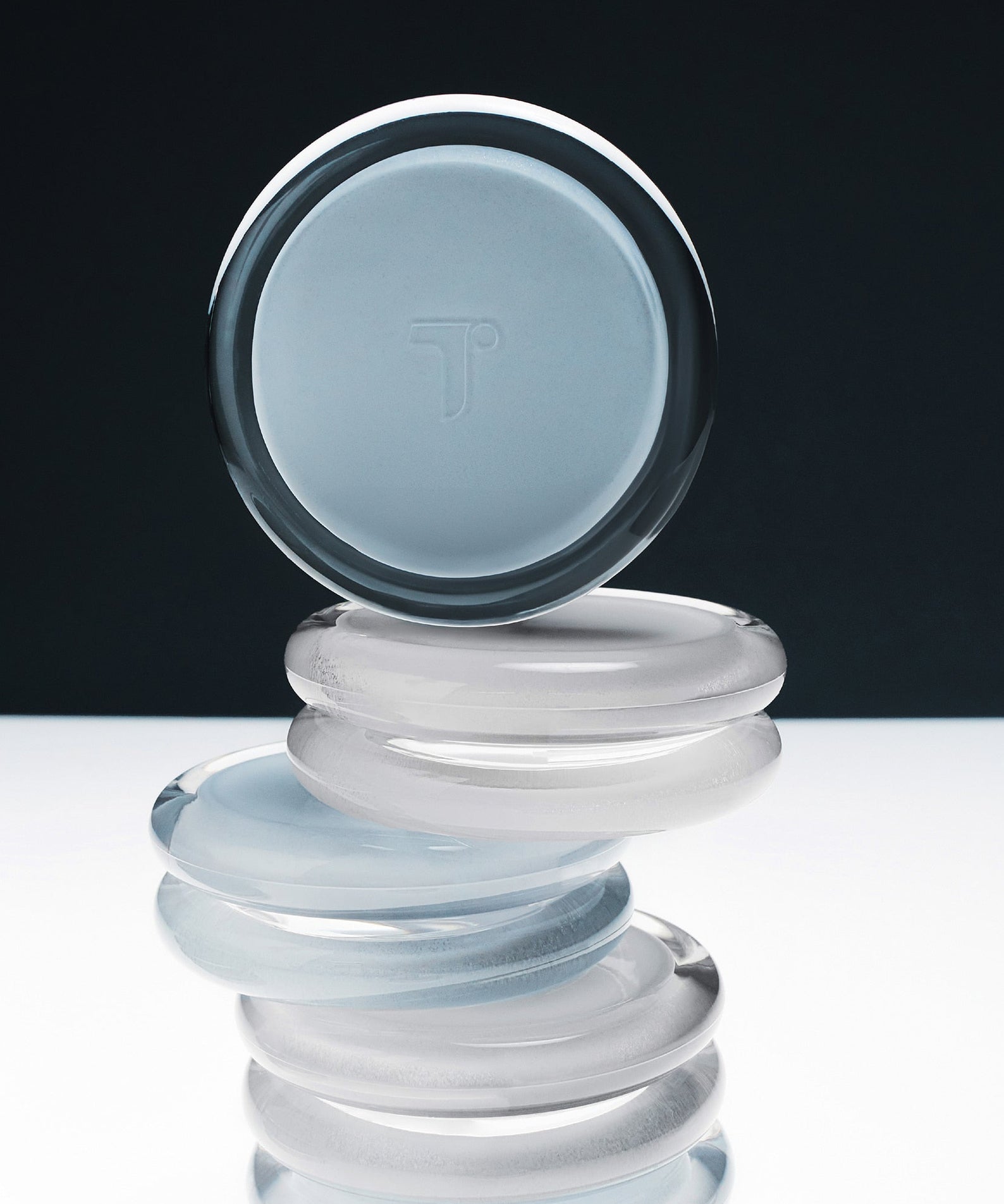 TENSE Hybrid Makeup Saver en lumière douce, accessoires beauté empilés avec élégance.
