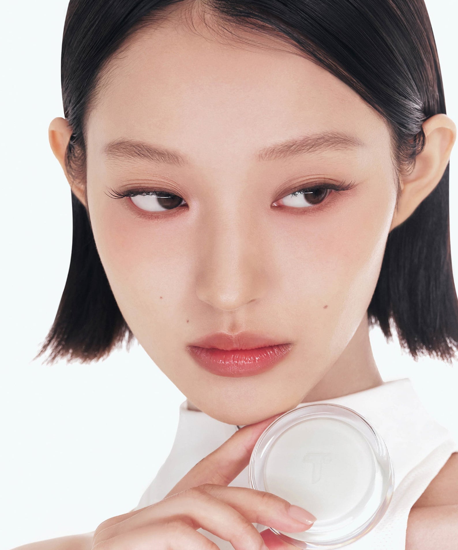 Femme asiatique élégante tenant TENSE Hybrid Makeup Saver, produit beauté cosmétique innovant. Maquillage naturel et peau lisse.