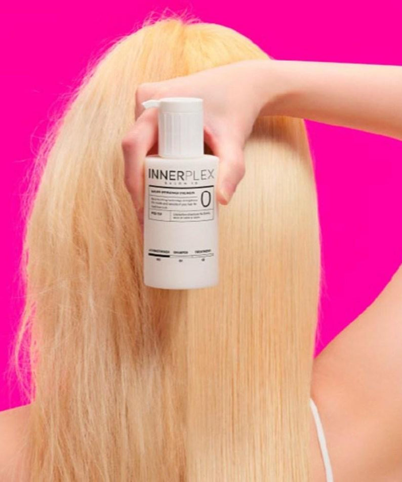 MISE EN SCENE Innerplex Hair Strengthener 145g Plan, renforcement capillaire efficace, cheveux blonds, fond rose vif.