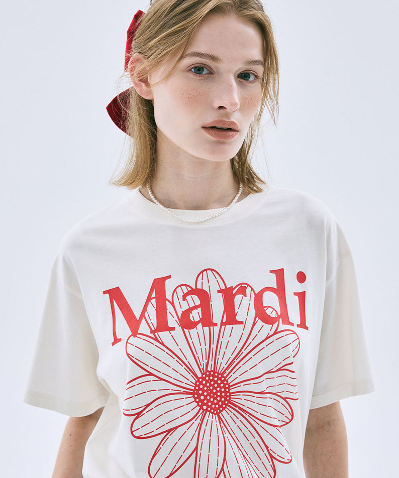 TSHIRT FLOWERMARDI_CREAM RED Mardi Mercredi : t-shirt crème décontracté avec impression fleur rouge, modèle sur fond clair.