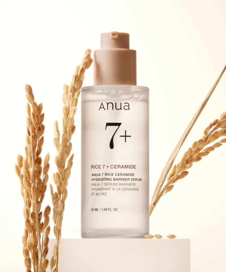 ANUA Rice 7+ Ceramide Hydrating Barrier Serum 50ml, photo du flacon ANUA sur fond crème avec épis de riz.