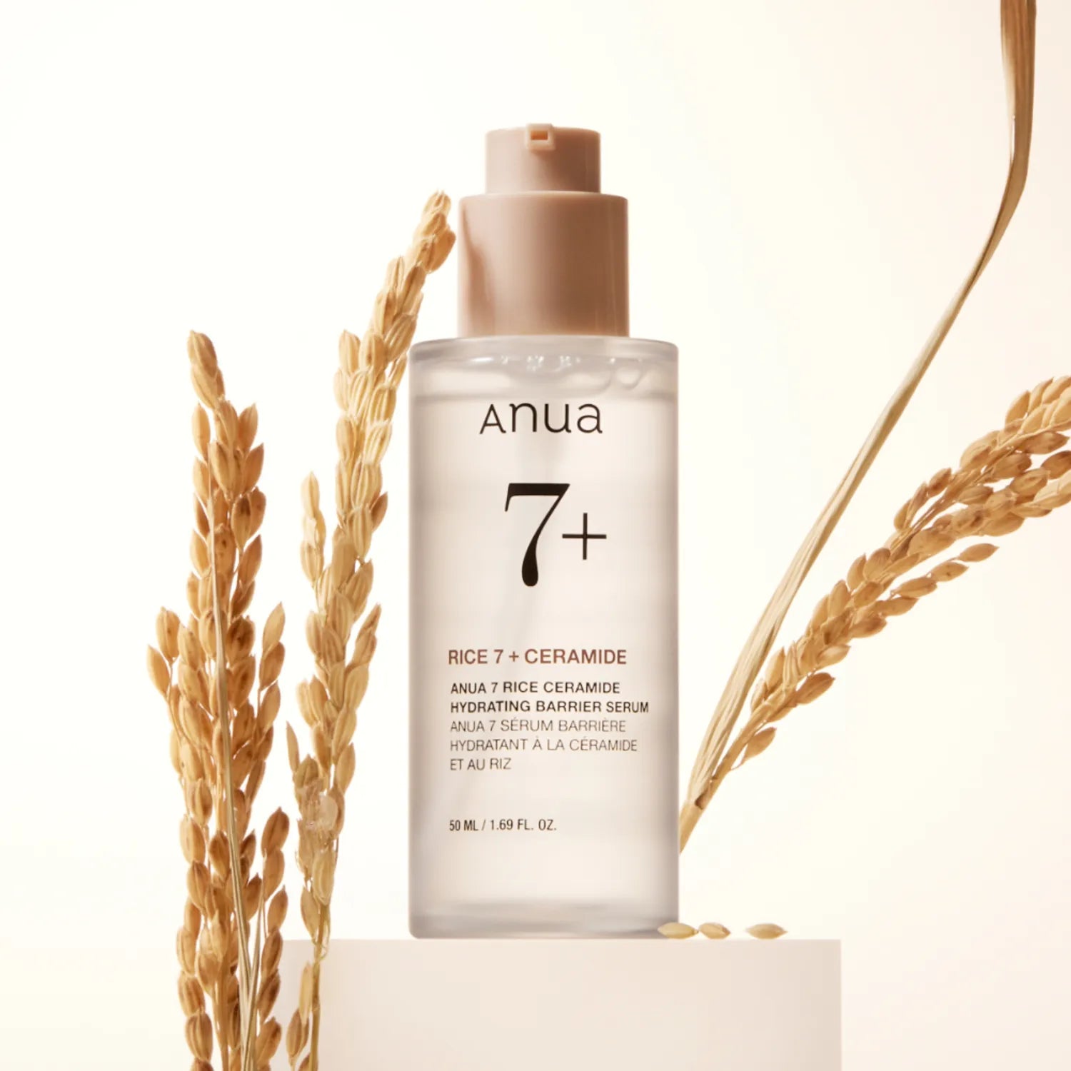 ANUA Rice 7+ Ceramide Hydrating Barrier Serum 50ml, photo du flacon ANUA sur fond crème avec épis de riz.