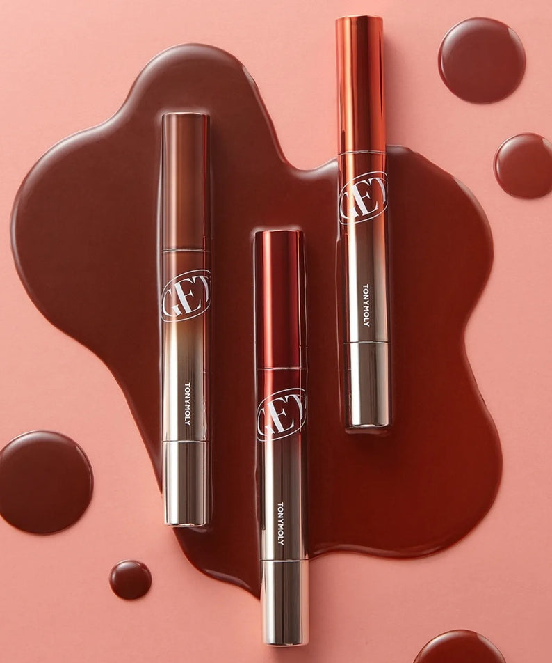 TONY MOLY Get It Tint Glaze Balm, baume tineté en tube, marque Tony Moly, sur fond rose avec gouttes de couleur