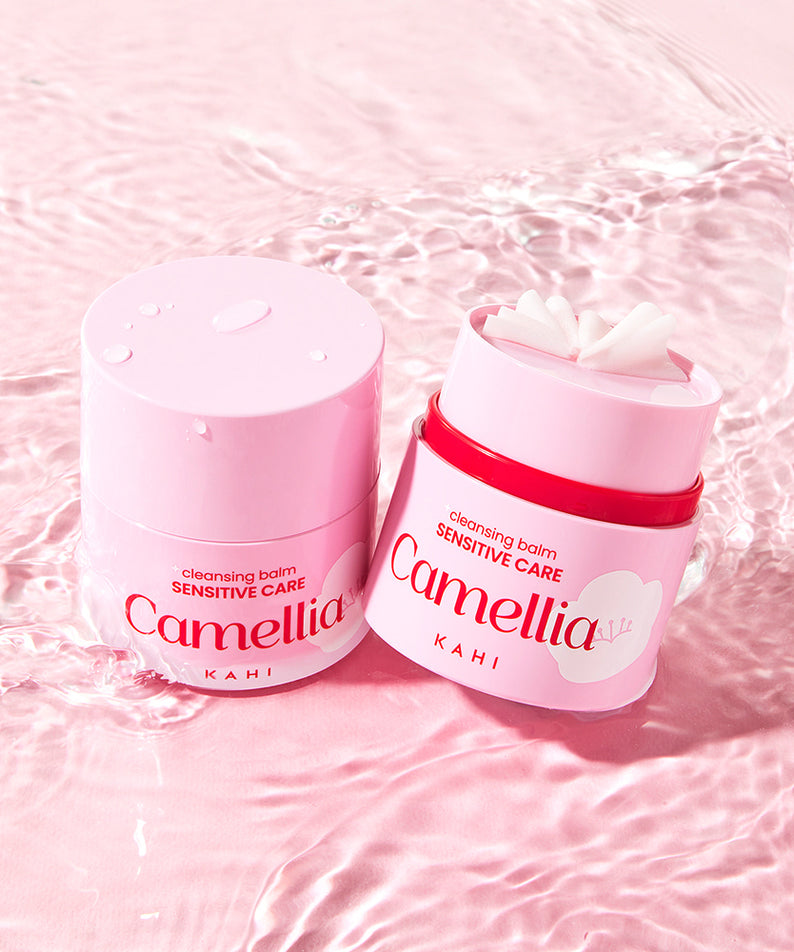 KAHI Cleansing Balm Sensitive Care 50ml exposé sur fond rose avec une texture d'eau, idéal pour les peaux sensibles.