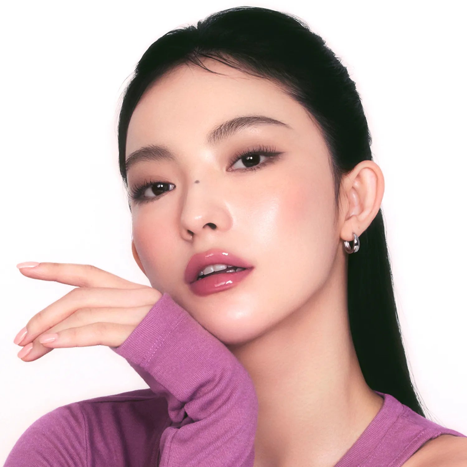 3CE Sheer Liquid Blusher, maquillage blush liquide sur visage d’une femme, arrière-plan clair, marque coréenne 3CE