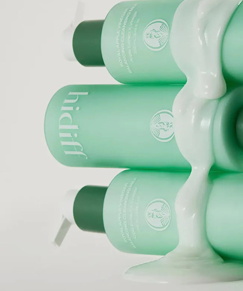 Bouteilles de HIDIFF Royal Apple Vinegar Balancing Cleansing Milk 250ml en cascade, nettoyant doux et équilibrant.