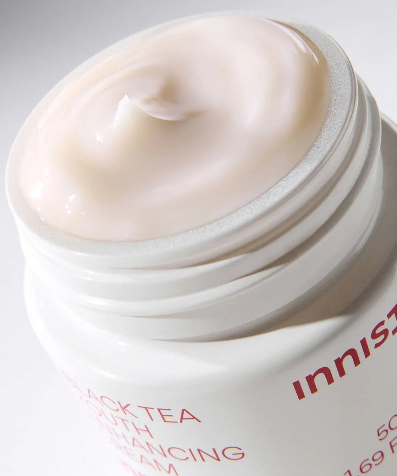 INNISFREE Black Tea Youth Enhancing Cream 50ml : pot crème, texture lisse, vue rapprochée sur fond clair.
